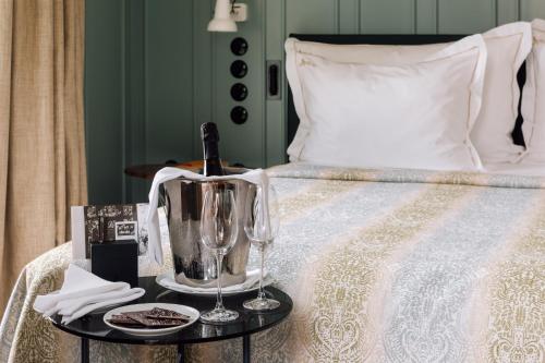 Classic Double Room with Side Square View