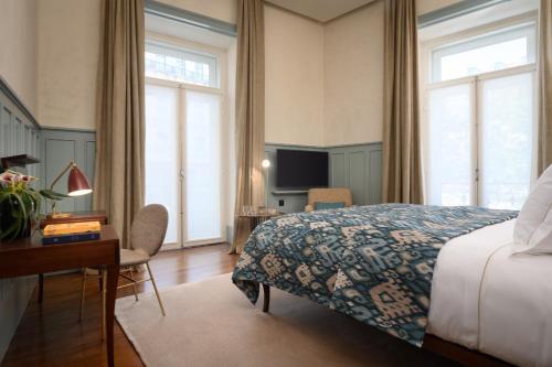 Classic Double Room with Side Square View