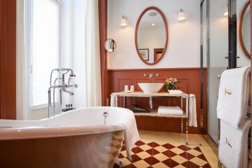 Prestige Double Room with Partial Square View