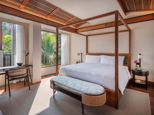 One-Bedroom King Suite with Lagoon Access
