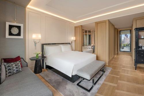 Club King Room with Balcony - Club Lounges Access