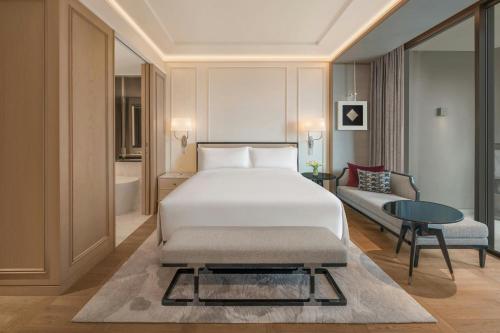 Club King Room with Balcony - Club Lounges Access