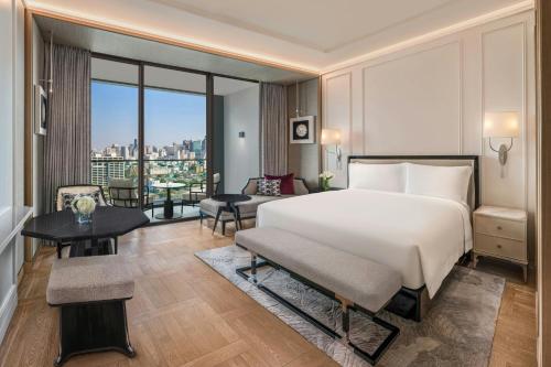 Club King Room with Balcony - Club Lounges Access