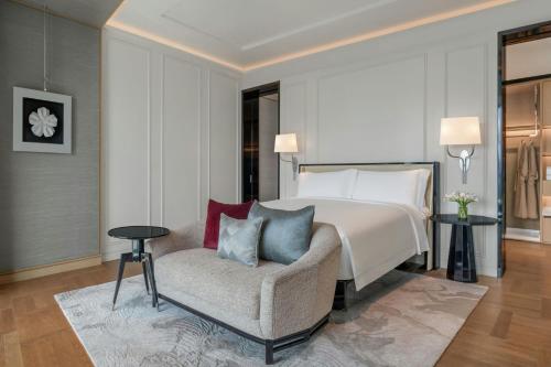 Amaranth King Suite - Club Lounge Access