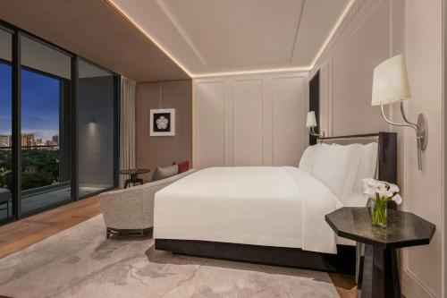 Amaranth King Suite - Club Lounge Access