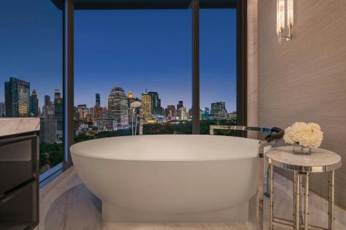 Amaranth King Suite - Club Lounge Access