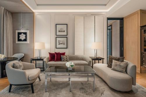 Amaranth King Suite - Club Lounge Access