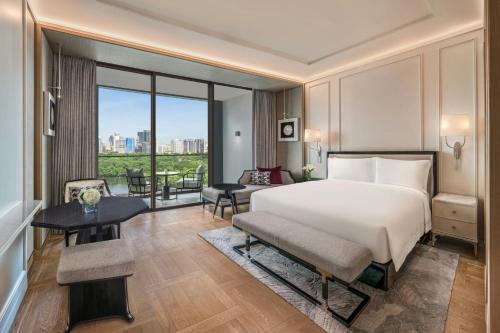 Club King Room with Balcony - Club Lounge Access