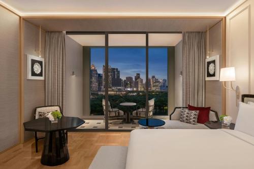 Club King Room with Balcony - Club Lounge Access