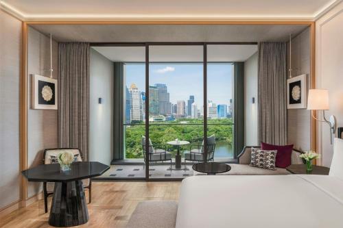 Club King Room with Balcony - Club Lounge Access