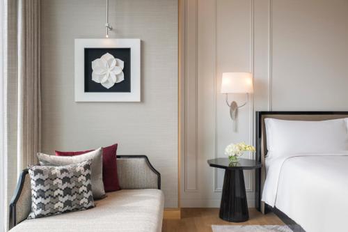 Gardenia King Suite - Club Lounge Access
