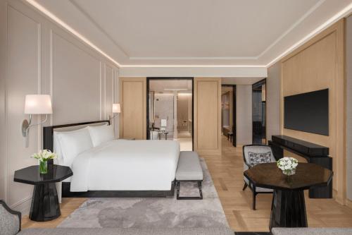 Gardenia King Suite - Club Lounge Access