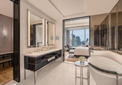 Gardenia King Suite - Club Lounge Access