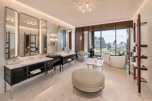 Two-Bedroom Suite with One King Bed and Two Double Beds - Club Lounge Access