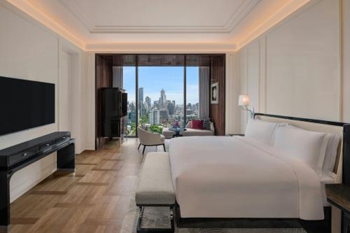 Two-Bedroom Suite with One King Bed and Two Double Beds - Club Lounge Access