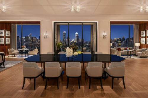 Two-Bedroom Suite with One King Bed and Two Double Beds - Club Lounge Access
