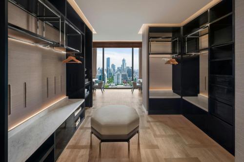 Two-Bedroom Suite with One King Bed and Two Double Beds - Club Lounge Access
