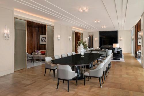 Two-Bedroom Suite with One King Bed and Two Double Beds - Club Lounge Access