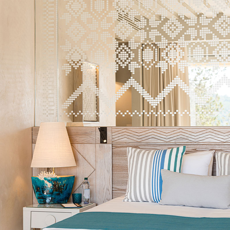 1 QUEEN BED