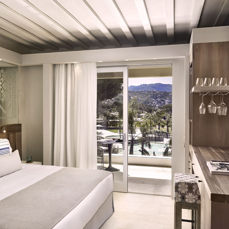1 King Bed Garden View