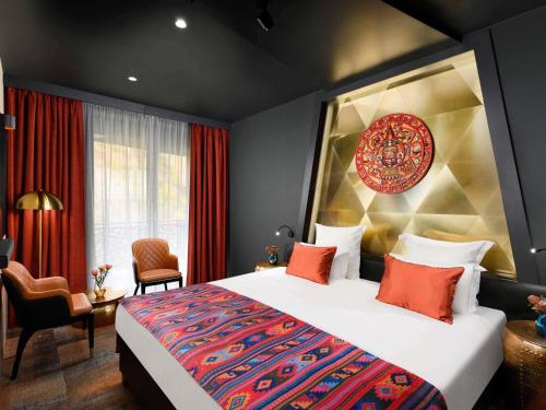 Junior King Suite with Separate Living Room and Pool View - Hearing Accessible