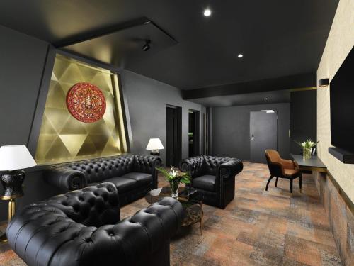 Junior King Suite with Separate Living Room and Pool View - Hearing Accessible