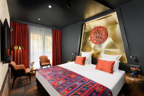 Junior King Suite with Separate Living Room and Pool View - Hearing Accessible