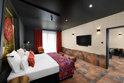 Junior King Suite with Separate Living Room and Pool View - Hearing Accessible