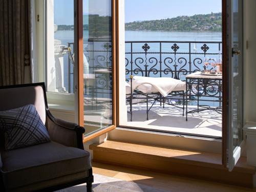 Suite with Lake View