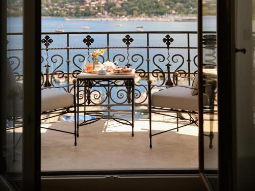 Suite with Lake View