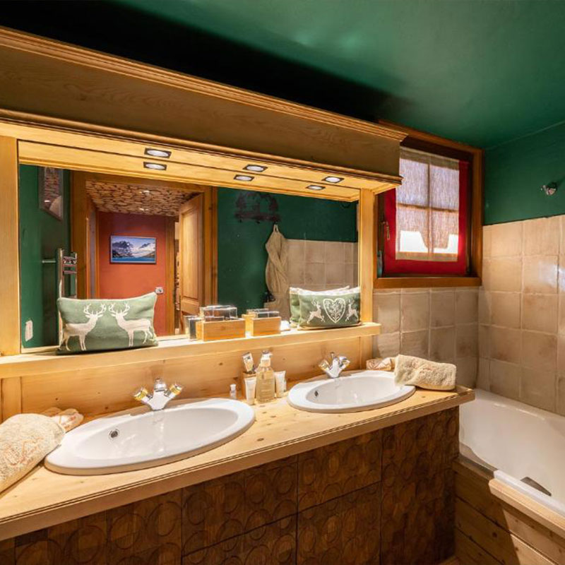 Deluxe Queen Room with Balcony