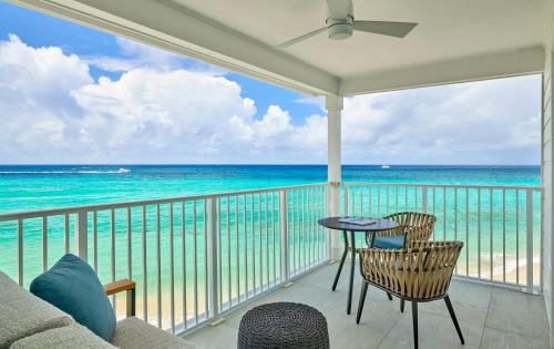 Oceanfront King, Guest room, 1 King, Sofa bed, Oceanfront (Mobility &amp; Hearing Accessible w/ Roll-in Shower)