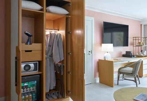 Oceanfront King, Guest room, 1 King, Sofa bed, Oceanfront (Mobility &amp; Hearing Accessible w/ Roll-in Shower)