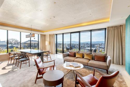 Panoramic Suite with Free Lounge Access