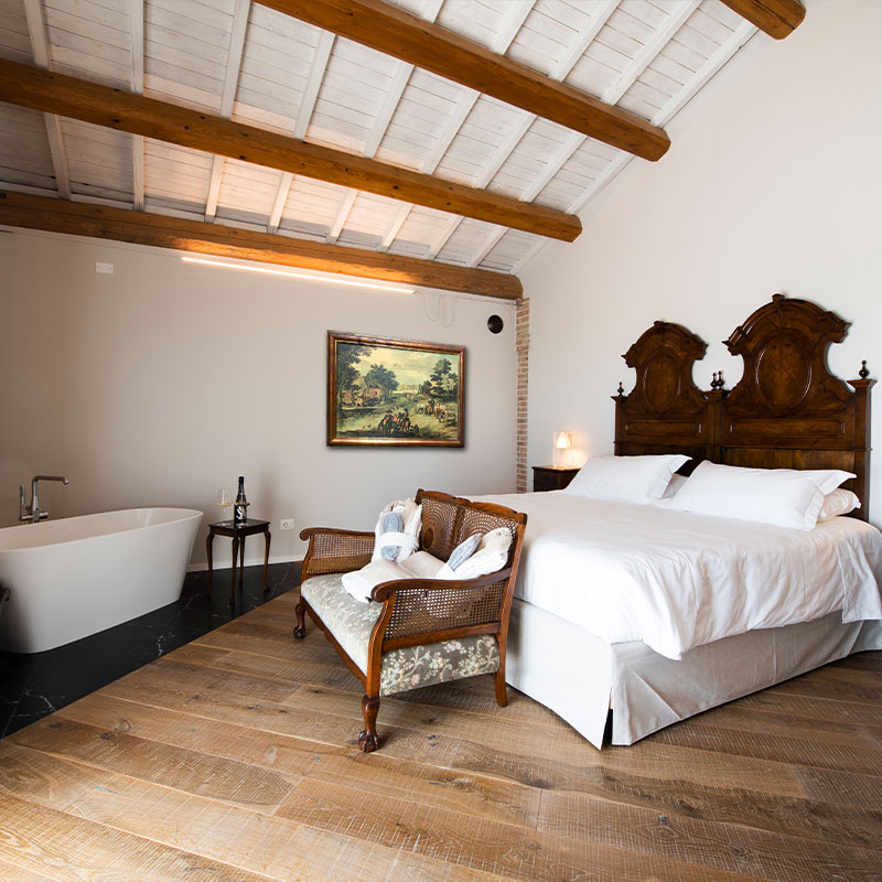 Magari Suite with Tub and Balcony