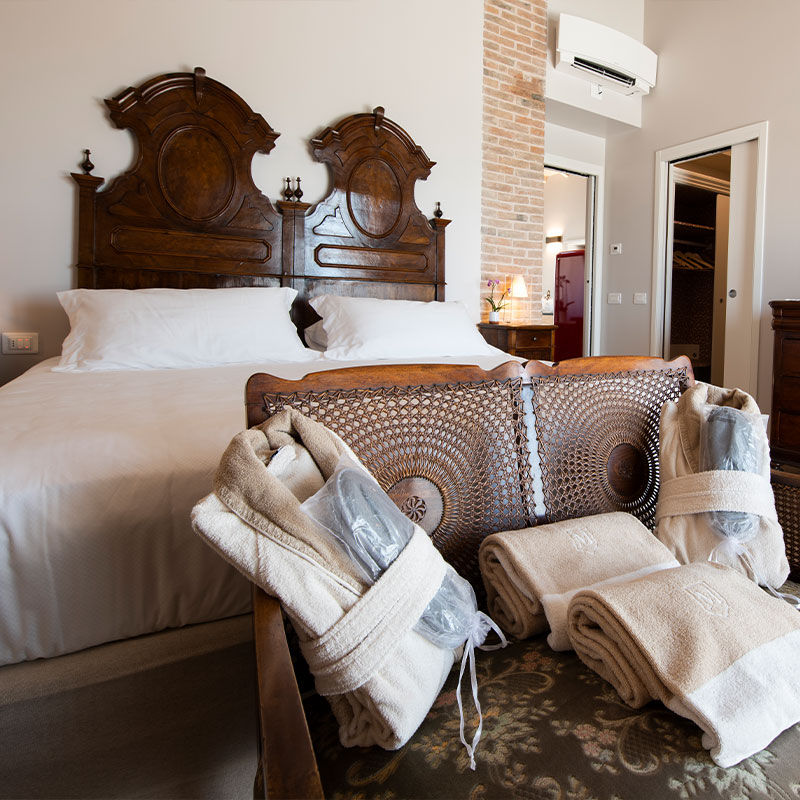 Magari Suite with Tub and Balcony