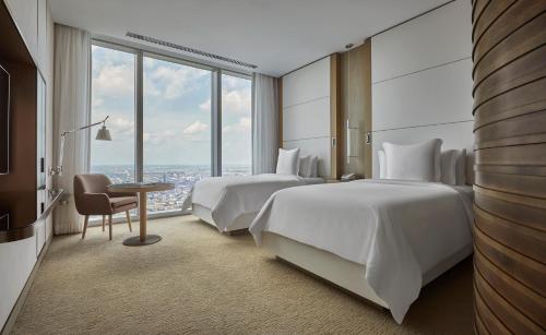 Accessible Premier Landmark King Room
