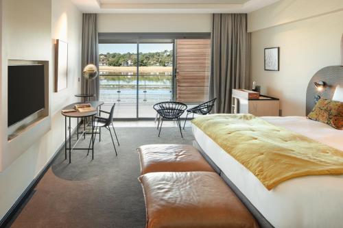 Suite with Lake View