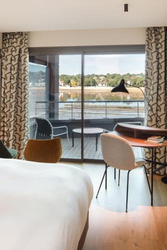Two-Bedroom Apartment with Lake View