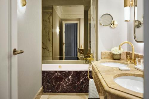One-Bedroom Cortes King Suite with Parliament View