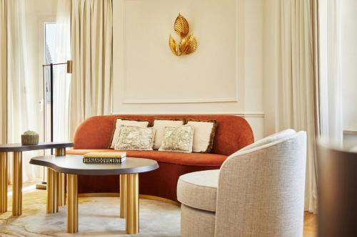 One-Bedroom Cortes King Suite with Parliament View