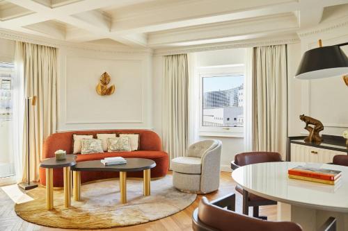 One-Bedroom Cortes King Suite with Parliament View