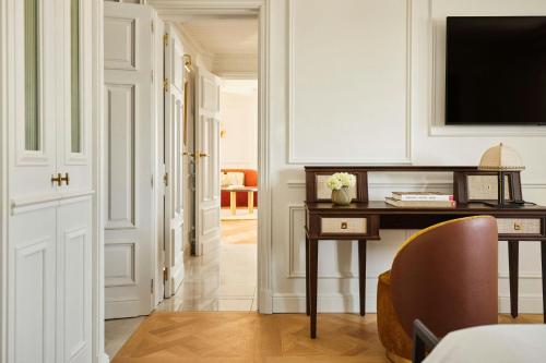 One-Bedroom Cortes King Suite with Parliament View