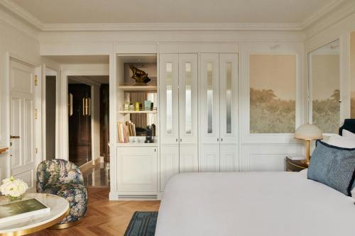 Deluxe King Room with Courtyard View