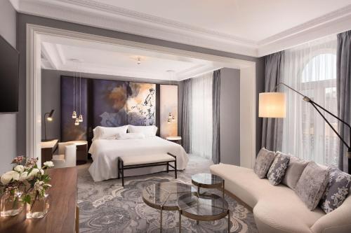 One-Bedroom Royal King Suite with Fountain View