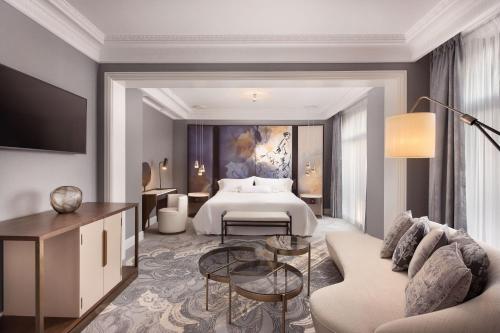 One-Bedroom Royal King Suite with Fountain View