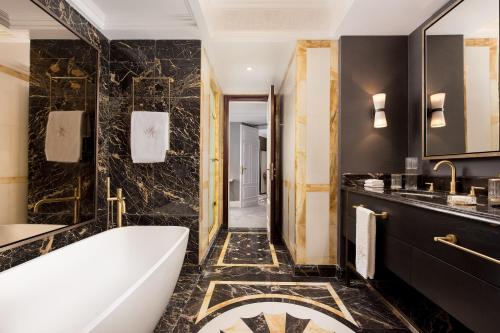 One-Bedroom Royal King Suite with Fountain View