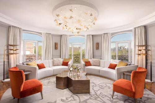 One-Bedroom Royal King Suite with Fountain View
