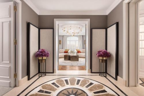 One-Bedroom Royal King Suite with Fountain View