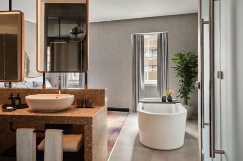 James Craig Deluxe King Suite